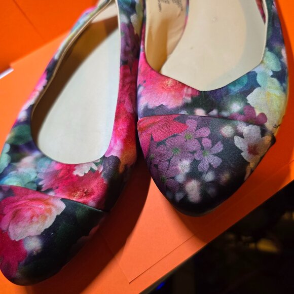 NEW FLORAL SLING BACK FLATS NEVER WORN SIZE 9M - Picture 1 of 10